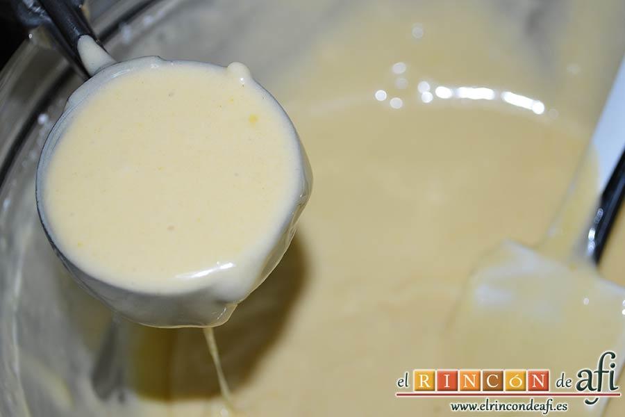 Magdalenas de aceite de oliva, usar una cuchara o un dosificador de helado para rellenar los moldes