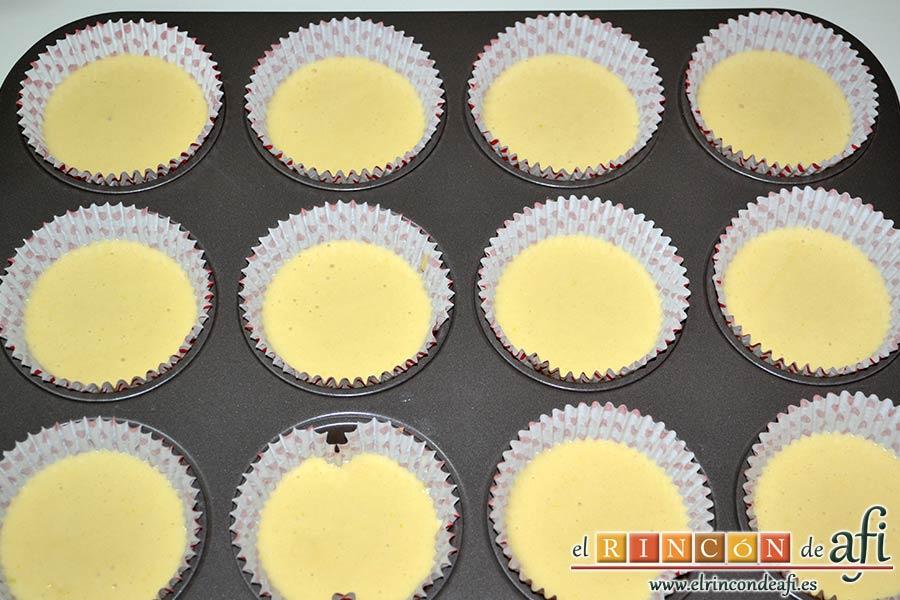 Magdalenas de aceite de oliva, rellenar las cápsulas a la mitad o a tres cuatros