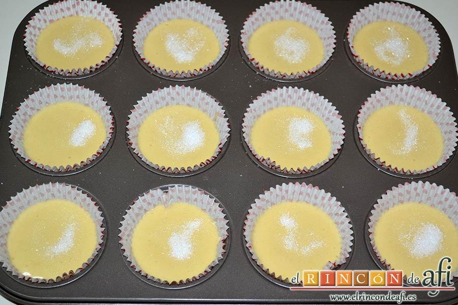 Magdalenas de aceite de oliva, espolvorear el azúcar por encima