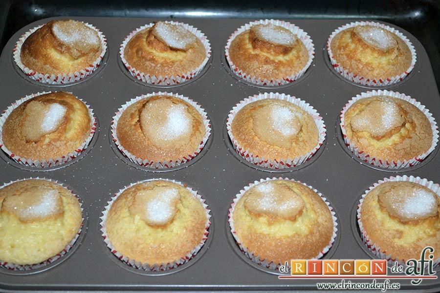 Magdalenas de aceite de oliva, hornear y dejar enfriar