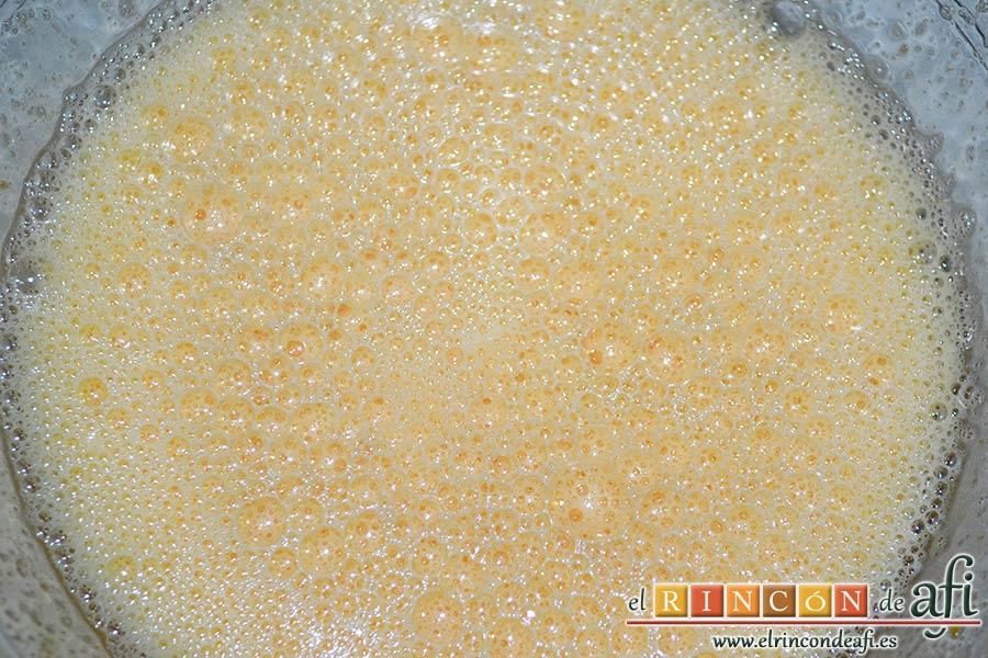 Magdalenas de aceite de oliva, batir hasta que blanqueen