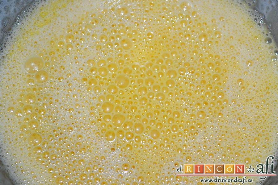 Magdalenas de aceite de oliva, añadir el aceite de oliva sin dejar de batir