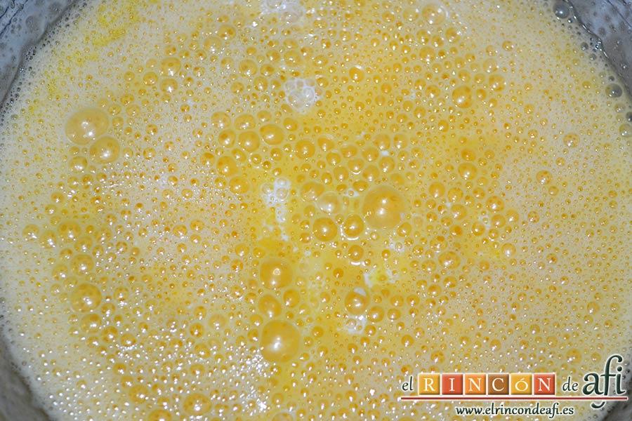 Magdalenas de aceite de oliva, agregar la leche