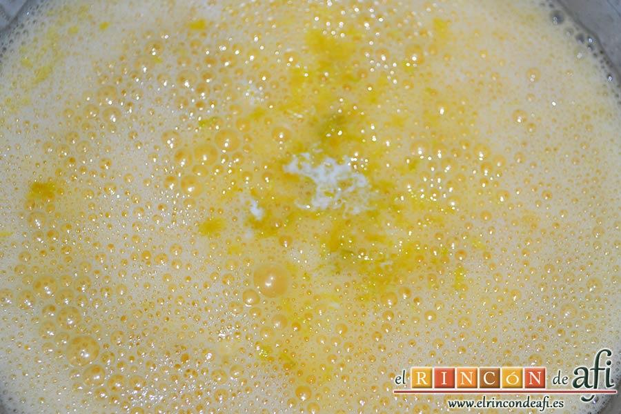 Magdalenas de aceite de oliva, añadir la ralladura de limón