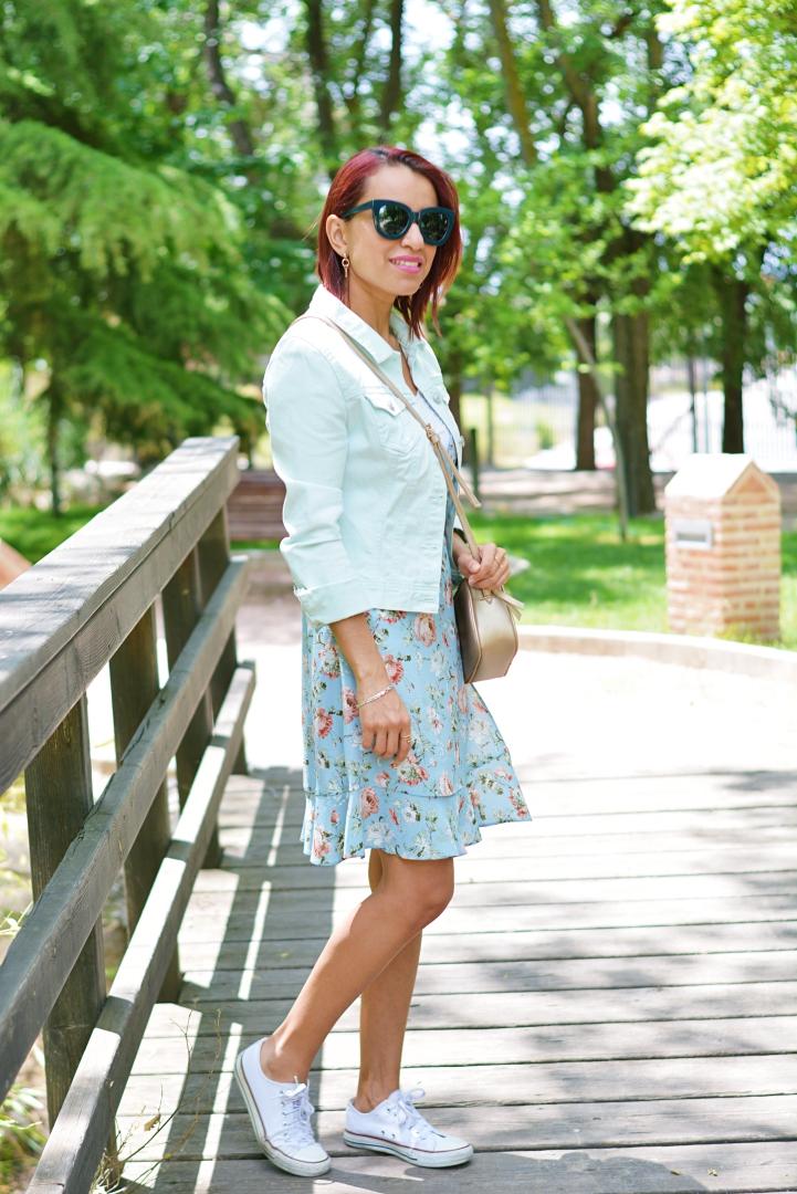 Look primaveral con vestido de flores