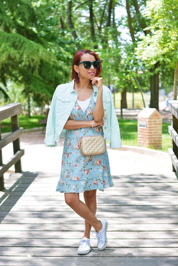 Outfit con vestido de flores