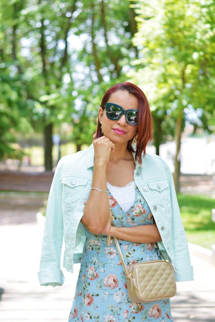 Vestido de flores con chaqueta vaquera