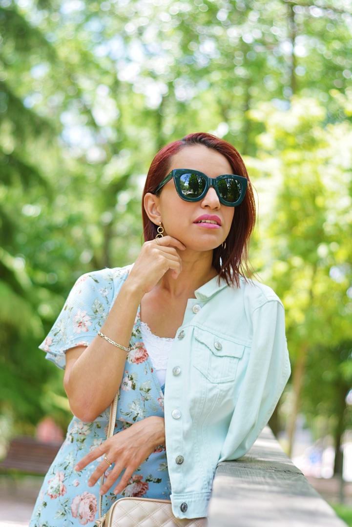 Vestido de flores y cazadora