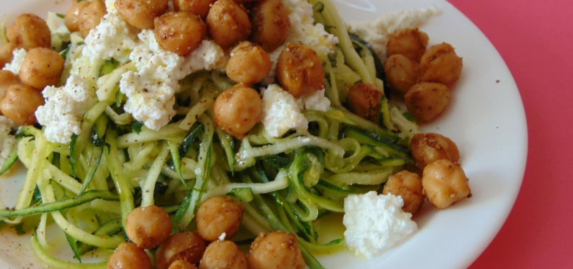 Espaguetis de calabacin con garbanzos crujientes receta