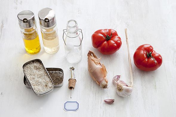 Lo que necesitas para el aliño de tomate
