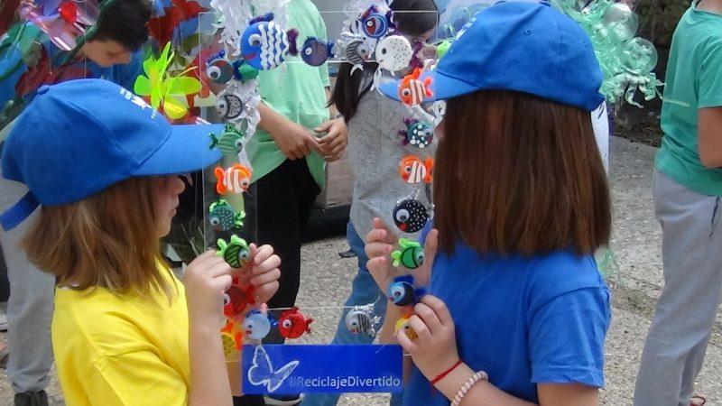 Manualidades con niños - peces con tapones de botellas de plástico