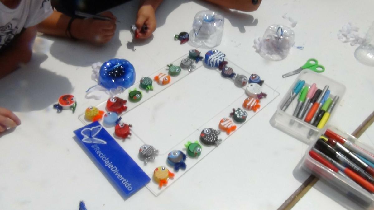 Manualidades con niños - peces con tapones de botellas de plástico