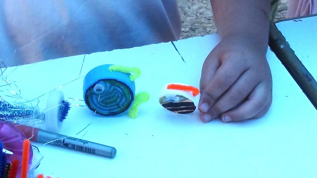Manualidades con niños - peces con tapones de botellas de plástico