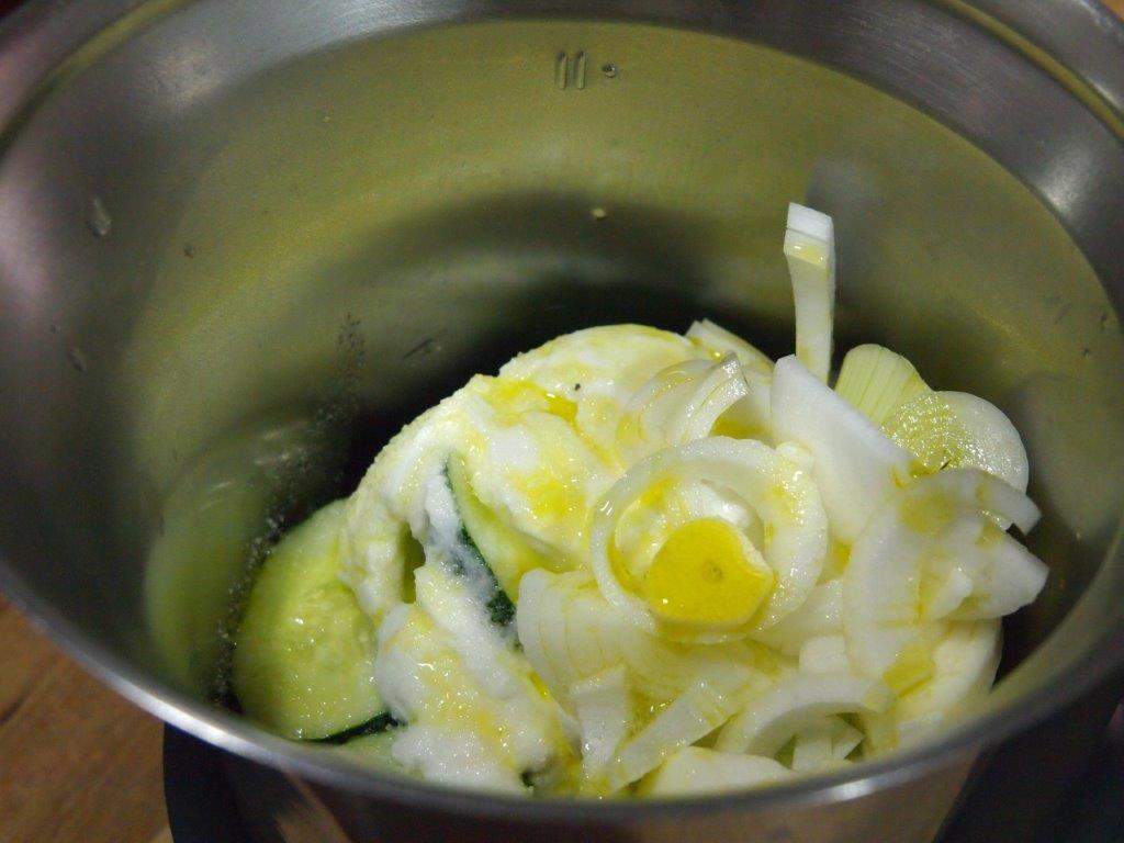 Batido de ingredientes para Crema de pepino con base de chía