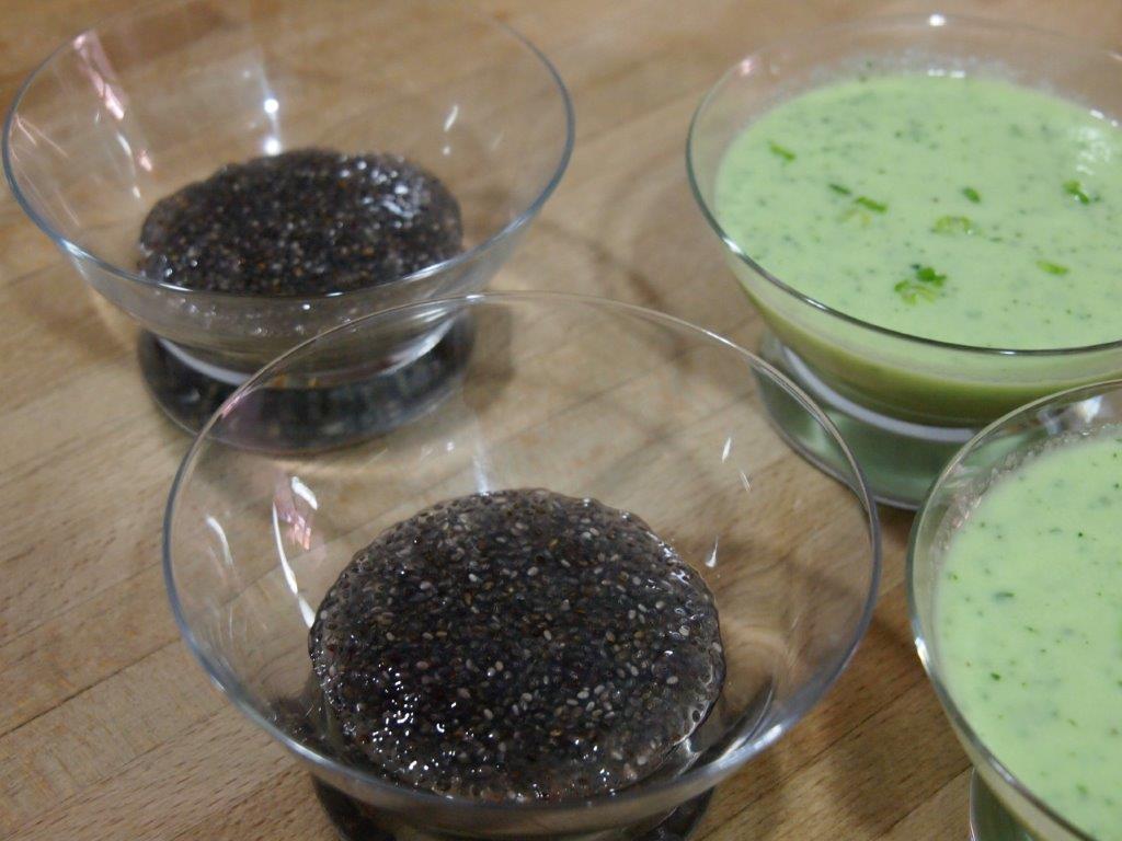 preparando los cuencos de Crema de pepino con base de chía.