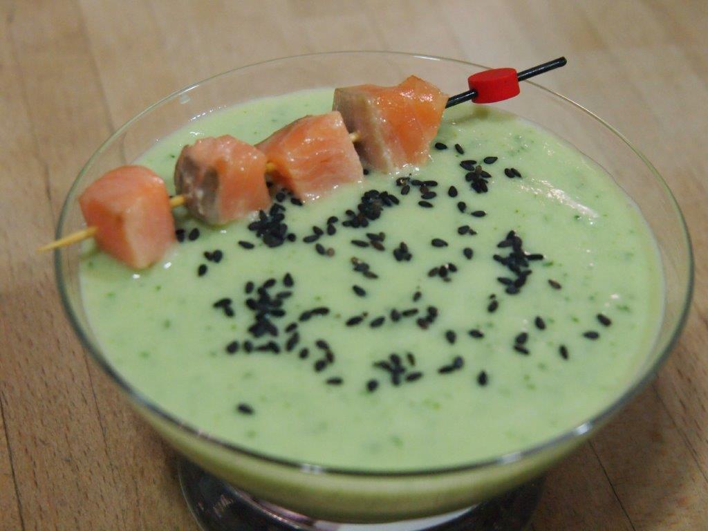 Cuenco de Crema de pepino con base de chía y brocheta de salmón