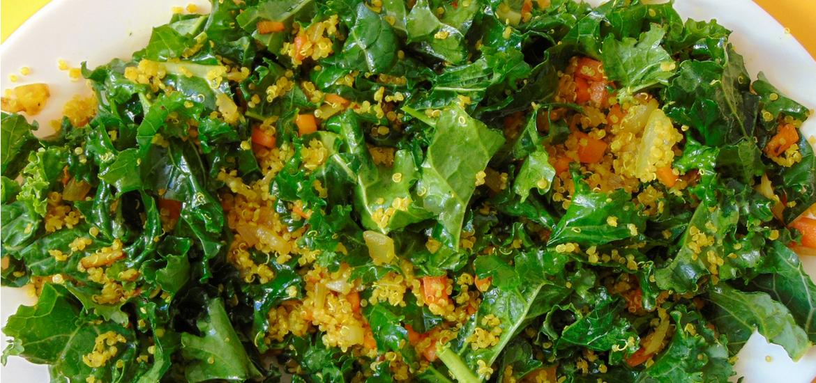 ensalada de kale y quinoa al curry