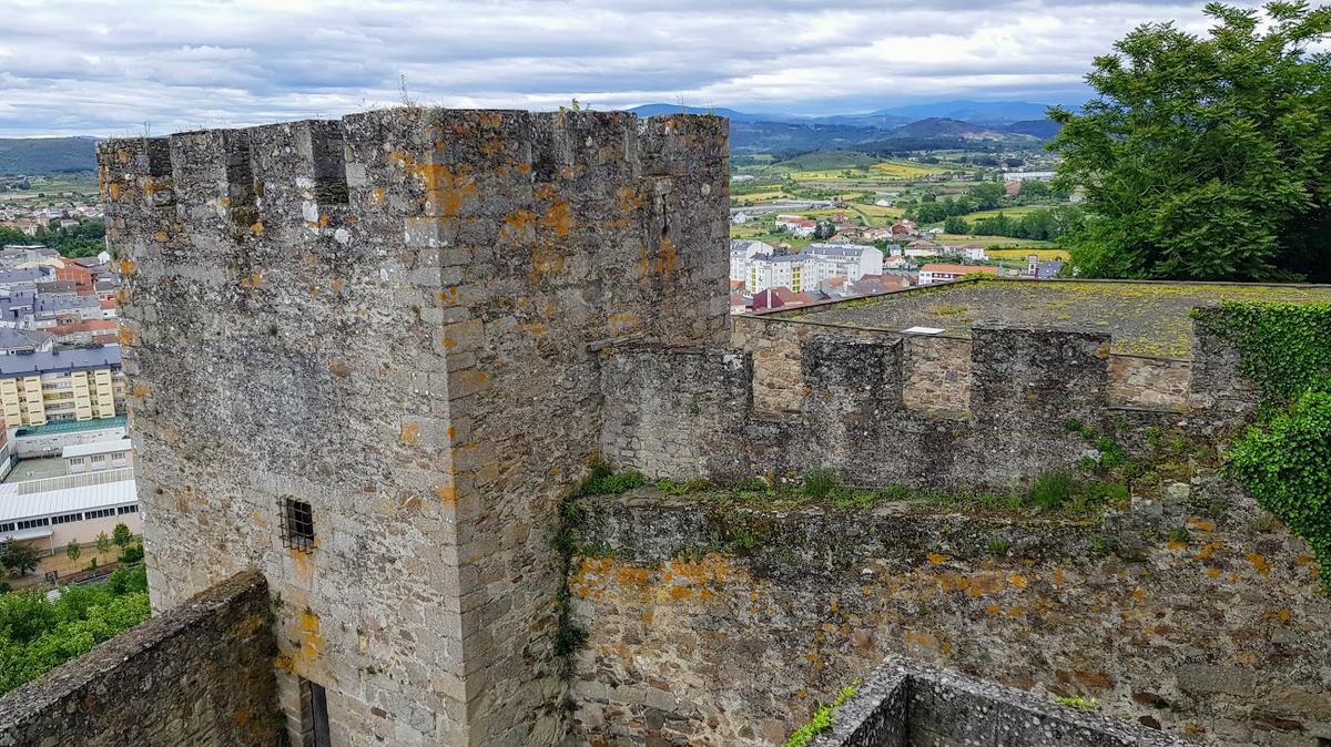 Vista de la torre y parte de la muralla