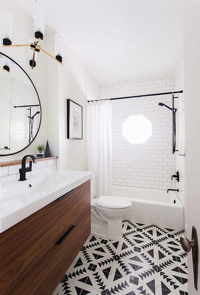 Idea para revestir el baño con azulejos mixtos
