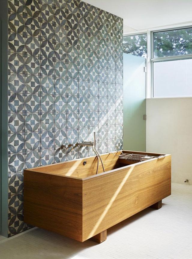 Ideas para revestir el baño con azulejos mixtos | Decoración