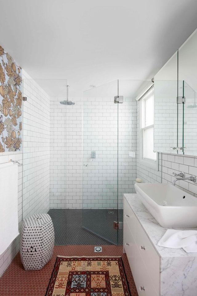 Idea para revestir el baño con azulejos mixtos