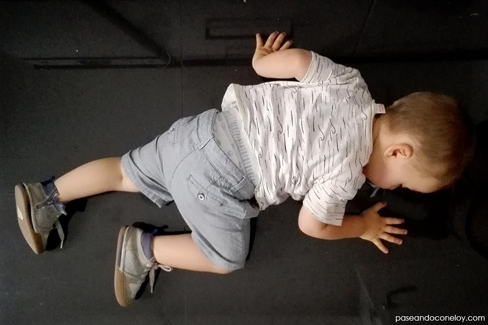 niño pequeño tirado en el suelo