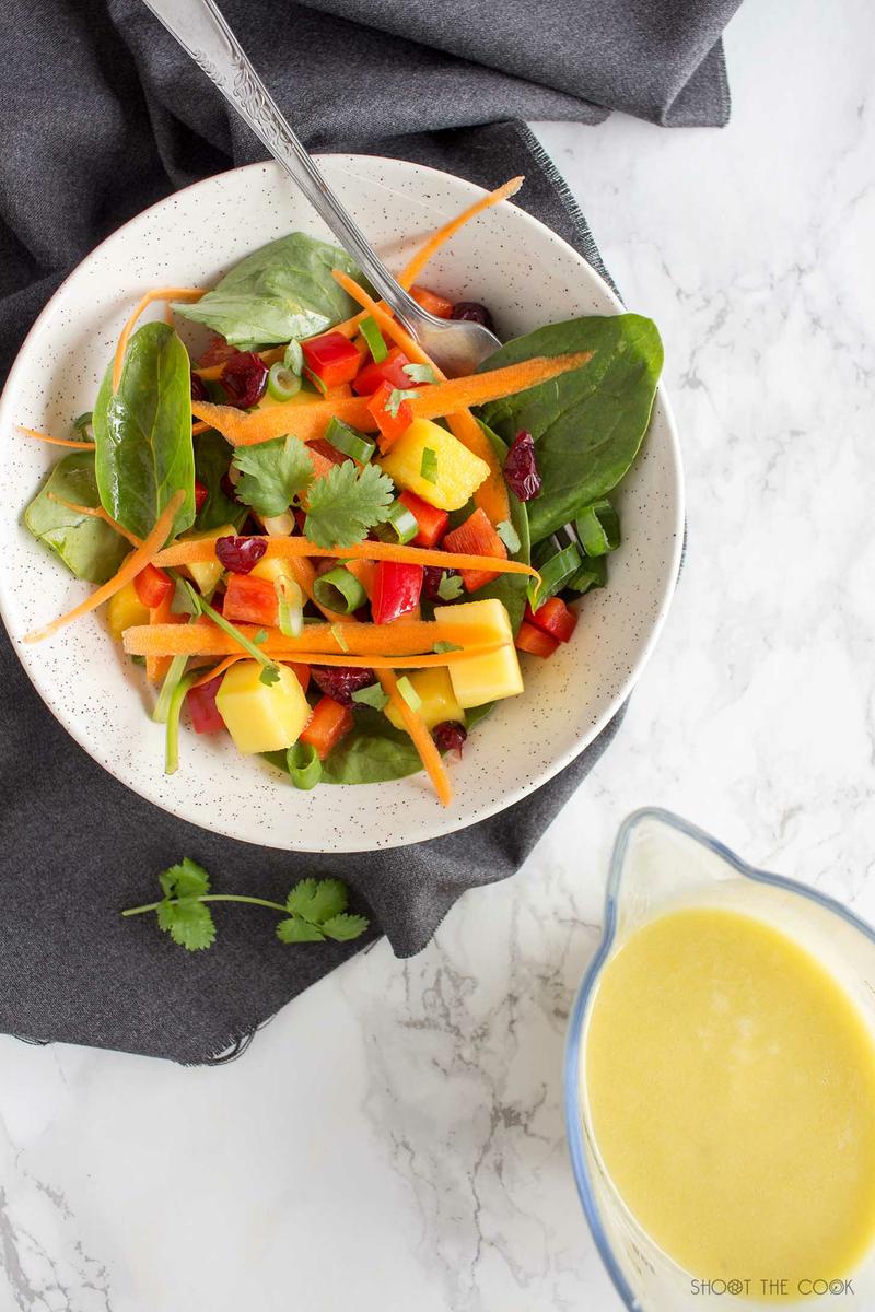ensalada con mango y espinacas