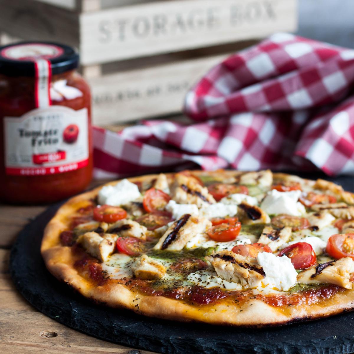 pizza de pesto, pollo y queso ricotta