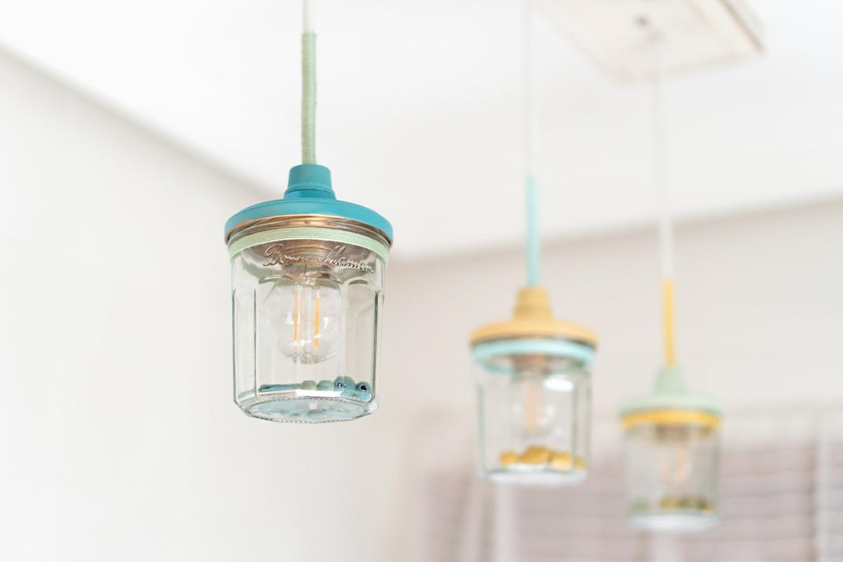 Lampara con botes DIY para mi cocina, visto en "IamaMess Blog"