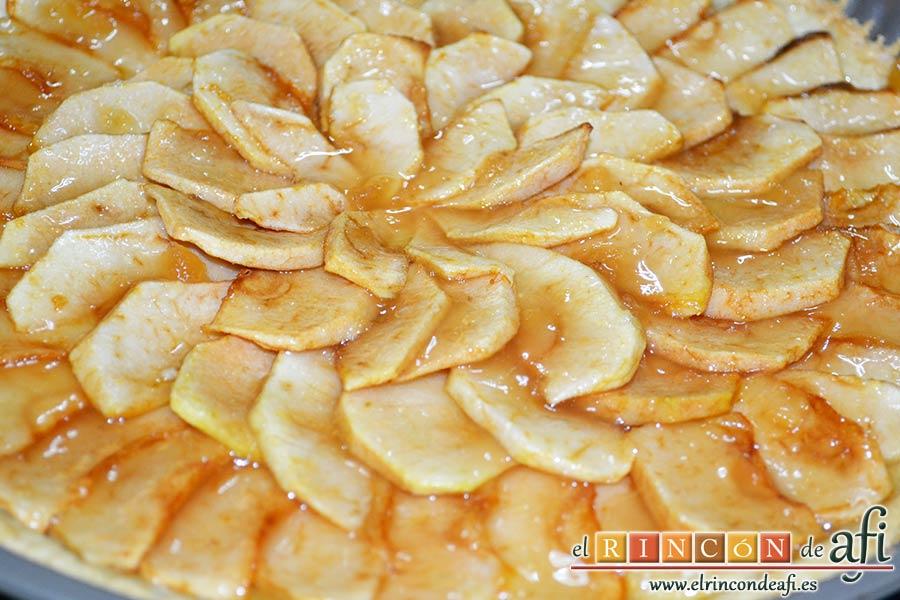Tarta de manzana clásica, pintar con el almíbar