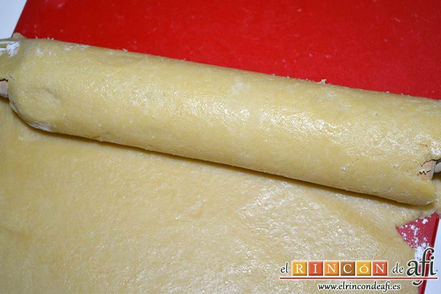 Tarta de manzana clásica, refrigerar y estirarla con un rodillo