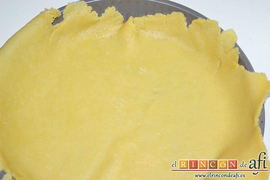Tarta de manzana clásica, con ayuda del rodillo colocamos la masa en el molde