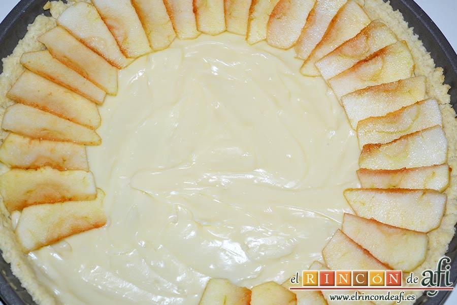 Tarta de manzana clásica, verter sobre la masa la crema pastelera e ir colocando la manzana