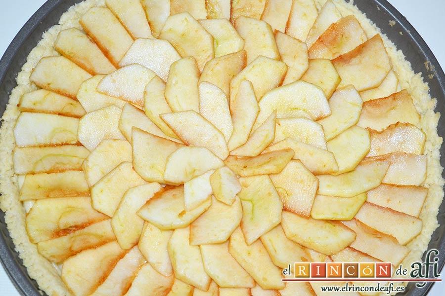 Tarta de manzana clásica, terminar de decorar con la manzana