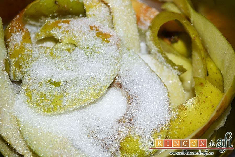 Tarta de manzana clásica, preparar un almíbar con las cáscaras y los corazones de las manzanas