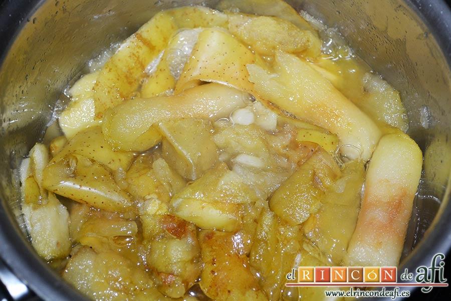 Tarta de manzana clásica, remover hasta que tengan un color dorado