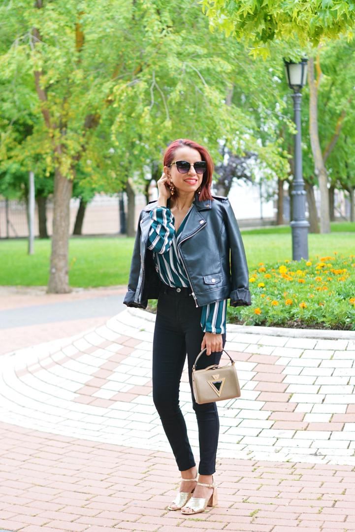 Look con biker y body de rayas