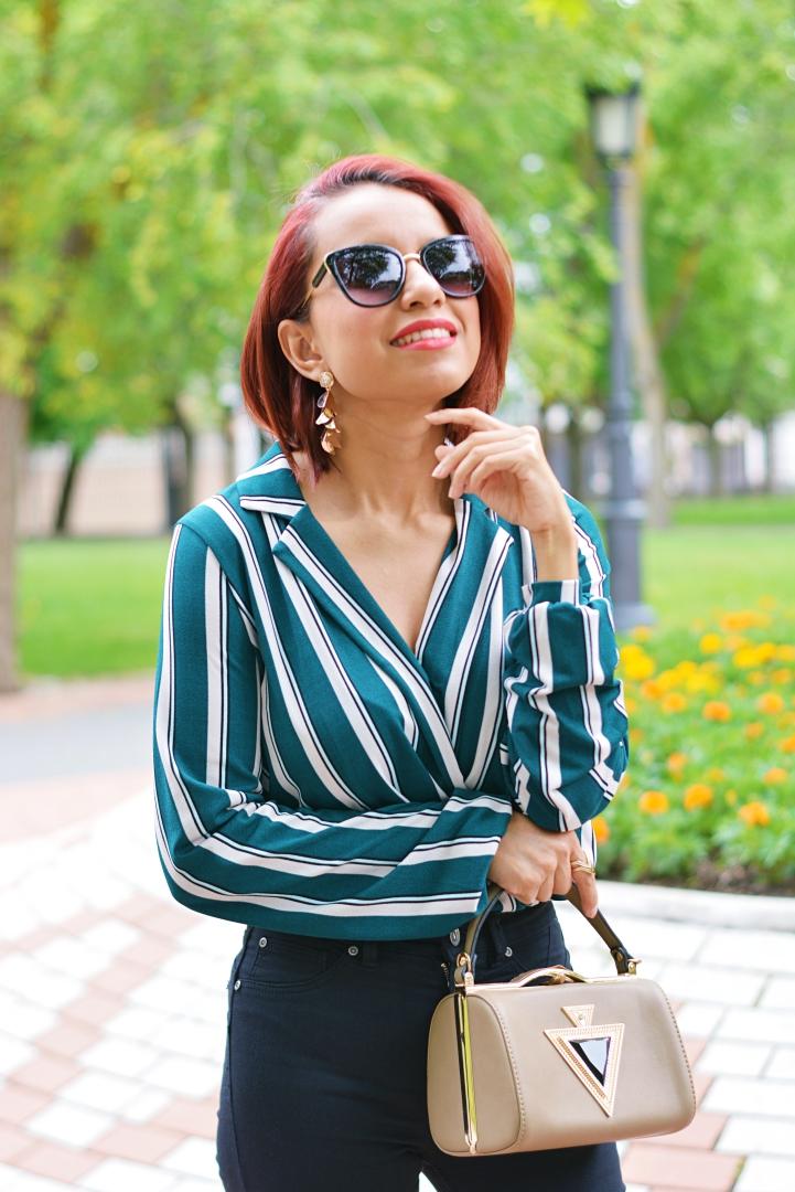 Look con body de rayas verde