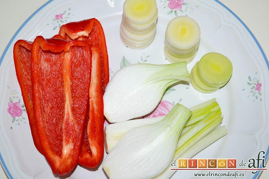 Plumcake de verduras, preparamos las cebolletas, el pimiento y el puerro