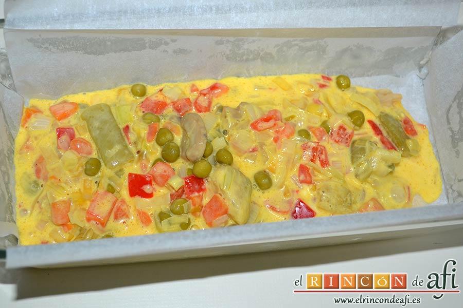 Plumcake de verduras, poner los espárragos en la base y volcar encima la mezcla