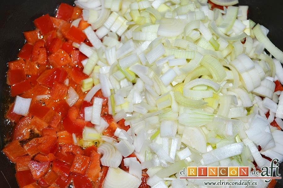 Plumcake de verduras, echar las cebollas y los puerros
