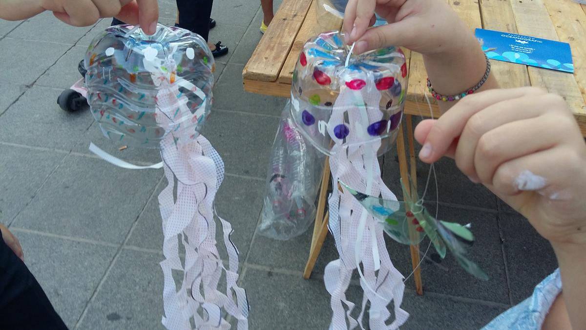 Medusas con botellas y bolsas de plástico - Talleres para niños