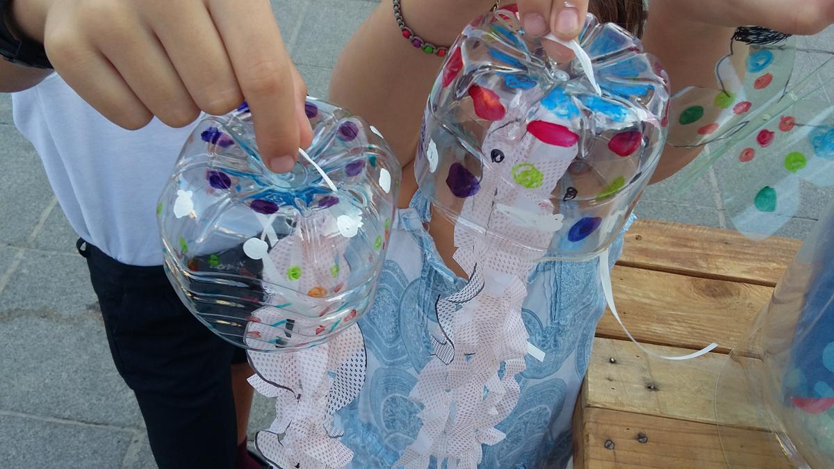 Medusas hechas con botellas y bolsas de plástico.
