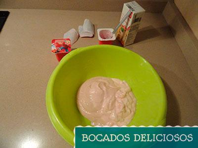 Mezclamos la nata (crema de leche) con los petit suisse