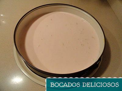 Incorporamos la mezcla de nata (crema de leche) y petit suisse en el molde