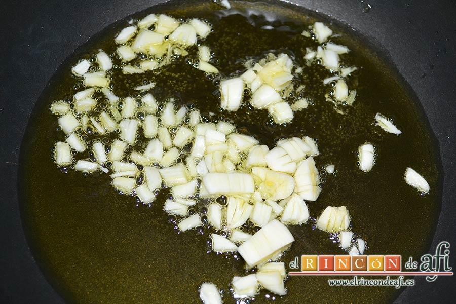 Pimientos del piquillo confitados, saltear ligeramente los ajos laminados