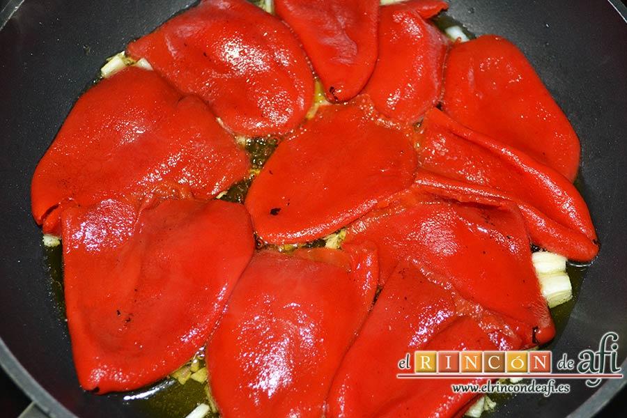 Pimientos del piquillo confitados, añadir los pimientos escurridos