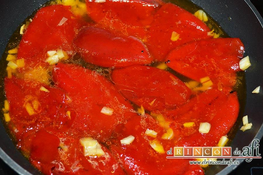 Pimientos del piquillo confitados, dejar caramelizar y añadir el líquido reservado