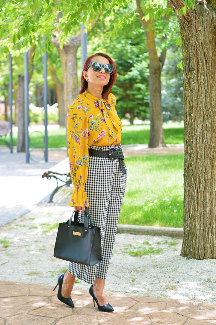 Look con blusa estampada