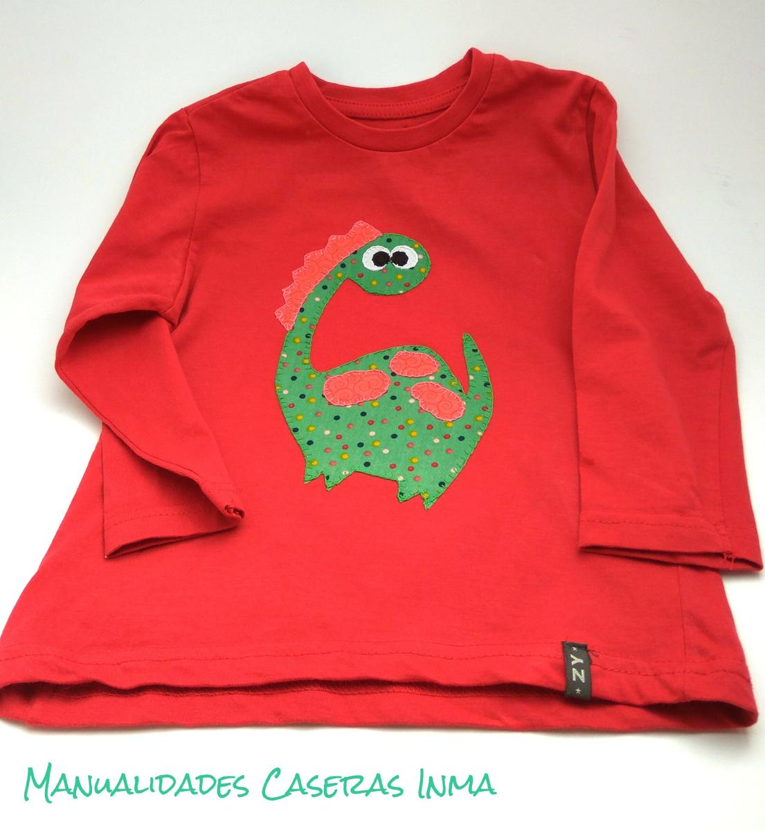 Manualidades Caseras Inma_ Camiseta dinosaurios roja